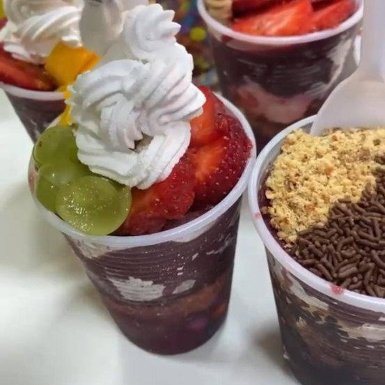 Feito especialmente para os pequenos! Um copo na medida certa, com o verdadeiro açaí da Amazônia — cremoso, geladinho e delicioso. Monte com coberturas leves e deixe as crianças aproveitarem o sabor Mawak com alegria e energia!
