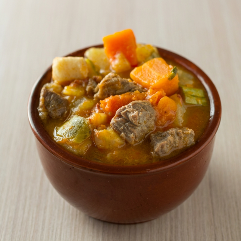 Pedaços de carne, batata, inhame, batata doce, abobrinha, chuchu, cenoura, repolho.