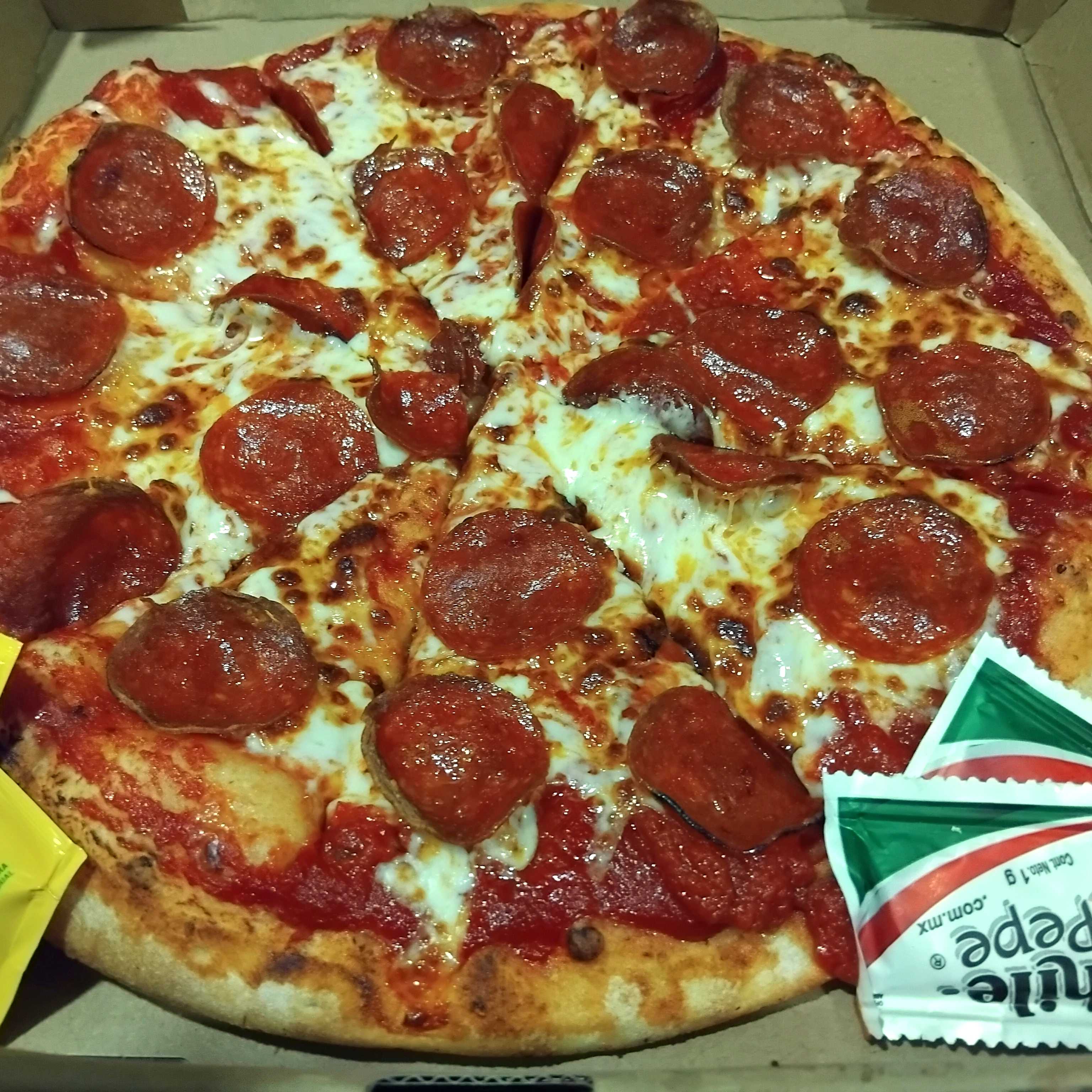 Pizza Pepperoni Mediana "12 pulgadas, "8 rebanadas