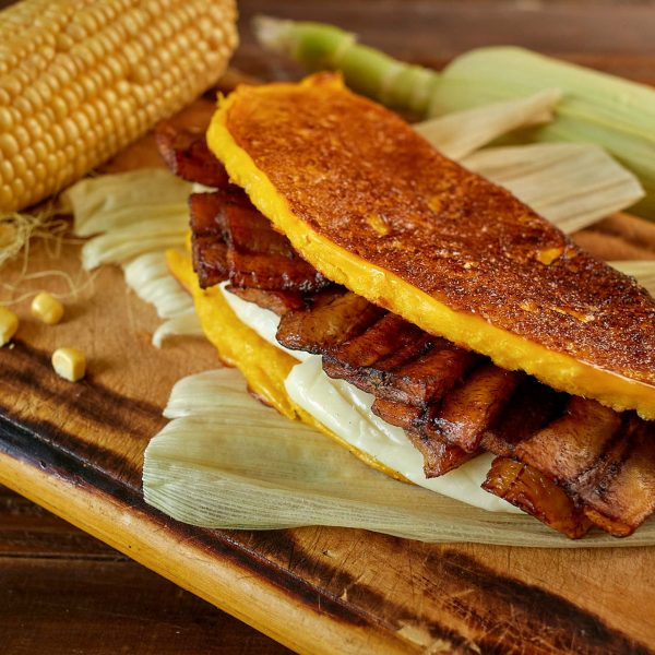 Cachapa con Queso de Mano y Tocineta