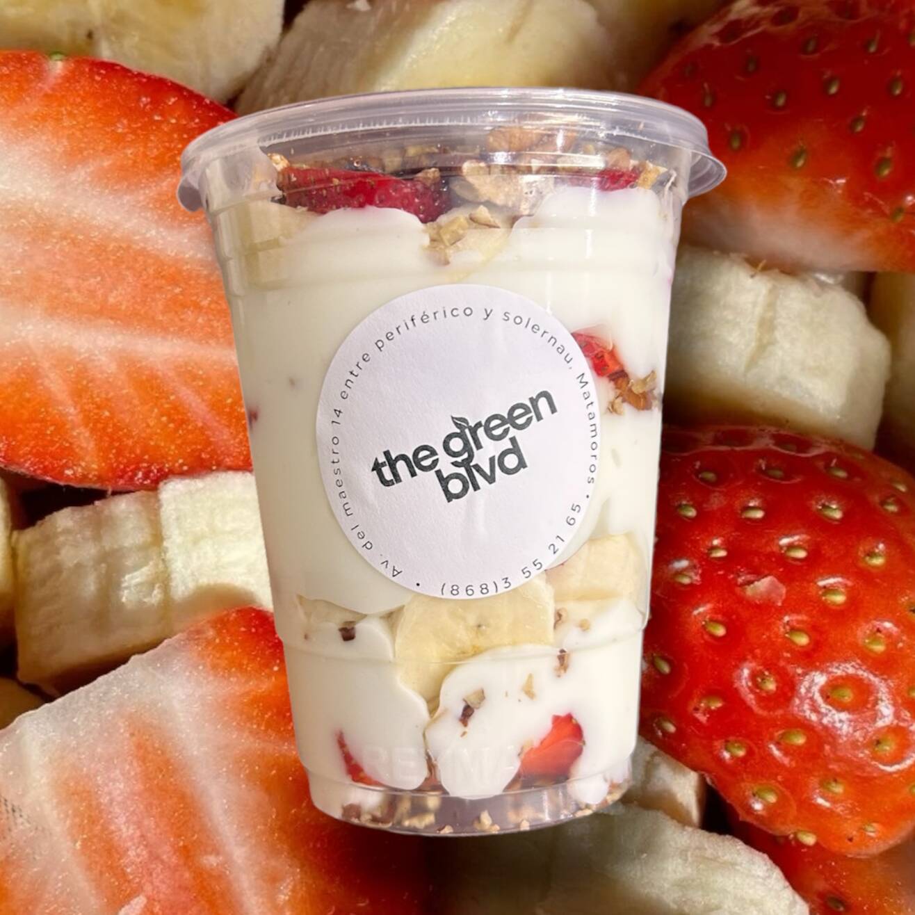 Yogurt Natural Plátano nola + Fresa + Nuez + Miel.