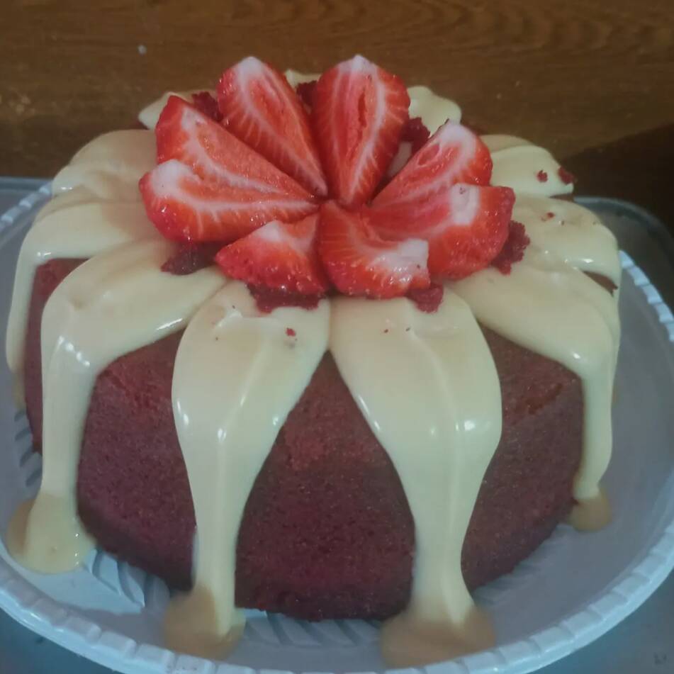 Bolo Vulcão na versão Res Velvet Massa Macia e aveludada Coberto Com Creme Cheese e Creme de Ninho Com Toque de Chocolate 100%