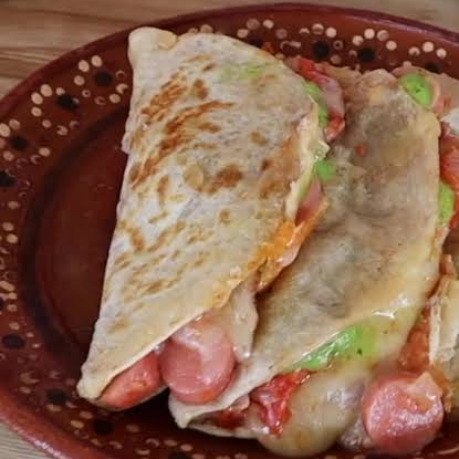 Quesadilla De Salchicha Americana.