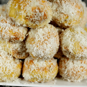 lua de mel com creme ou doce de leite e coberta com coco ralado