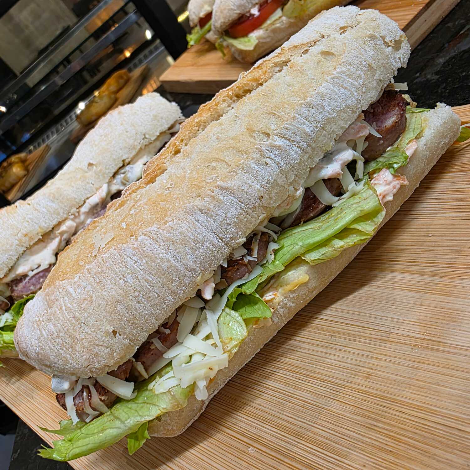 Pao ciabatta, cream cheese, cenoura ralaza, azeitonas verdes, mussarela, alface americana, linguiça blumenau selada no azeite de oliva e creme balsâmico