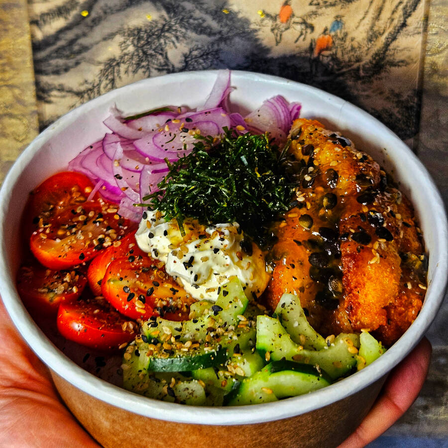 Tilápia empanada crocante com geleia de maracujá, couve crispy, tomate cereja, cream cheese, cebola roxa e pepino sobre base de arroz japonês. Finalizado com gergelim torrado. Um contraste perfeito entre doce, crocante e cremoso.