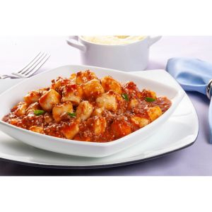 Nhoque artesanal de batatas, macio e leve, servido com molho bolonhesa tradicional feito com carne selecionada e temperos especiais.
