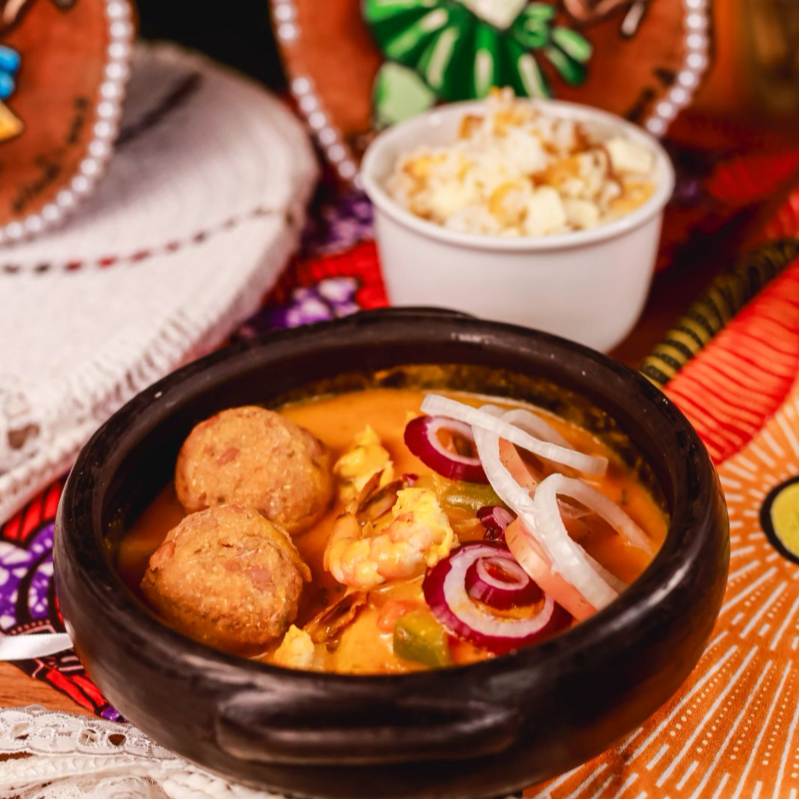 Peixe em espelhado de moqueca de camarões, capitão acompanha um saboroso arroz de coco, com queijo coalho e banana da terra.