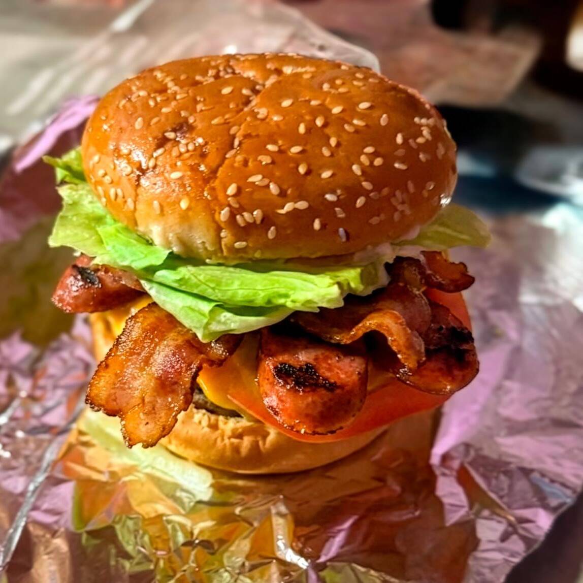Hamburguesa con Salchicha y Tocino con Papas