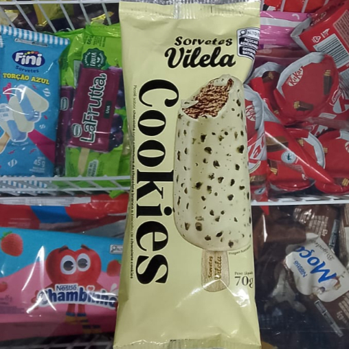 Picolé sabor chocolate com cobertura de chocolate branco e biscoito de chocolate cookies.