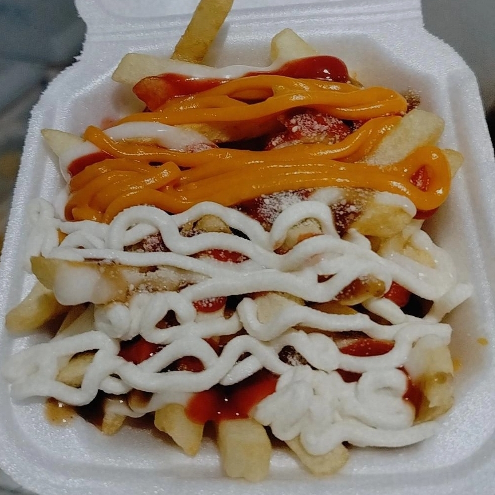Porção batata frita sal queijo ralado ketchup maionese mostarda e barbecue