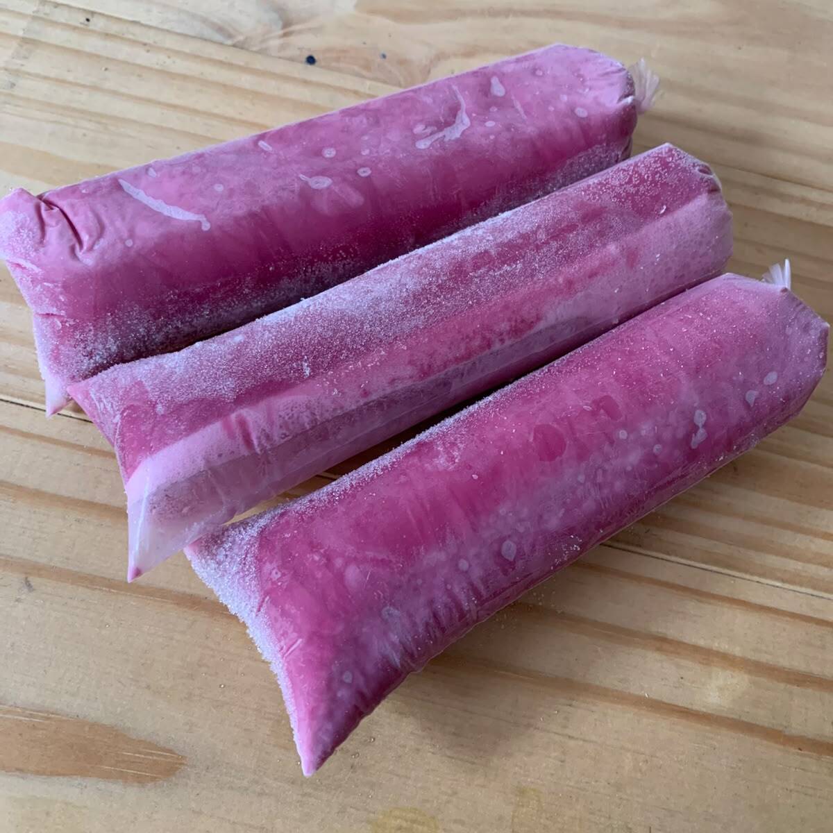 Geladinho sabor artificial de uva feito com leite integral, leite condensado, creme de leite e aquele toque especial: Cremoso, refrescante e com sabor único que conquista! 💜