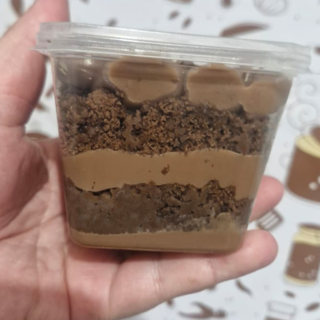Um delicioso bolo no pote de brigadeiro, que vem com 3 camadas de brigadeiro tradicional e 2 camadas de bolo de chocolate finalizado com granulado. Peso aprox 250grs