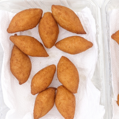 10 Deliciosos bolinhos de charque em porções individuais de 20g, perfeitos para petiscar e compartilhar com os amigos.