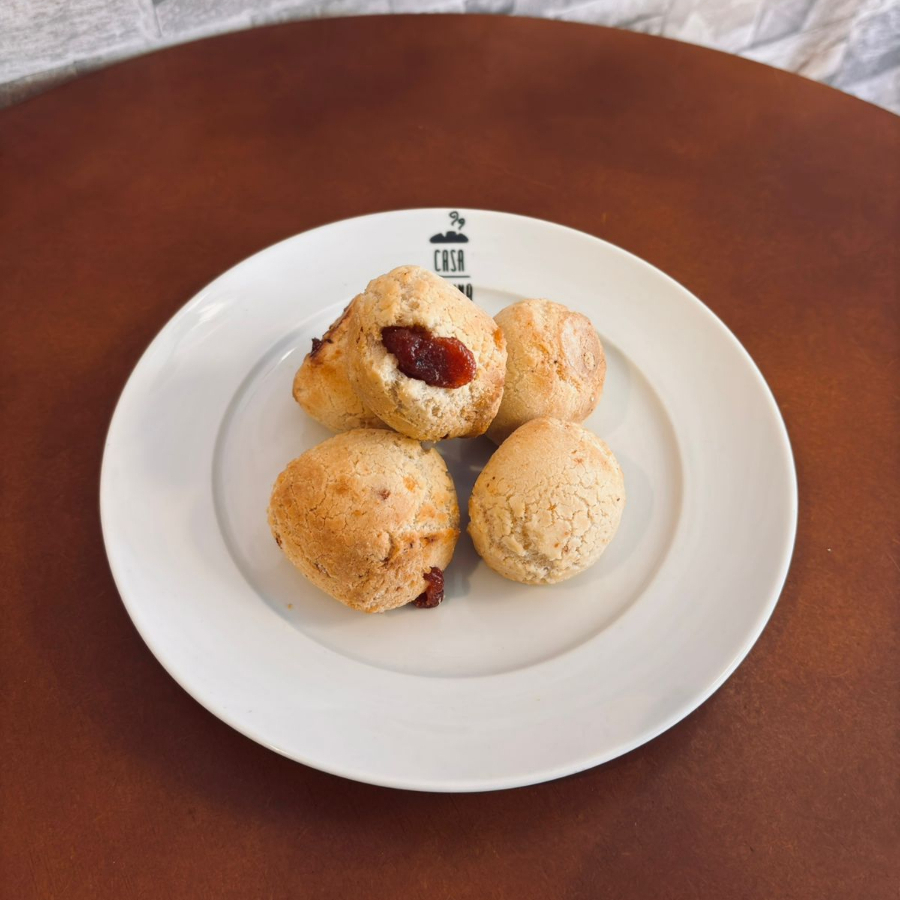Pão de queijo recheado com goiabada