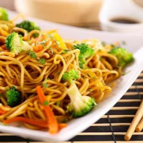 Yakissoba totalmente vegetariano sem ovo e sem carne. Para aquele que adoram os legumes refogados e banhados ao nosso molho a base de shoyo. (Delicioso macarrão oriental frito em óleo de gergelim acompanhado de cebola, cenoura, brócolis e repolho. Tamanho Grande (850gr)