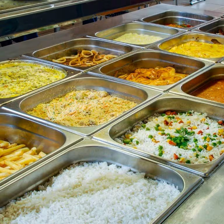 Nesta opção já vai com Arroz e feijão e você escolhe uma (1) mistura e (1) acompanhamento para o seu prato do Dia. *Arroz e feijão vão juntos. Foto meramente ilustrativa. *Não fazemos trocas de complementos.