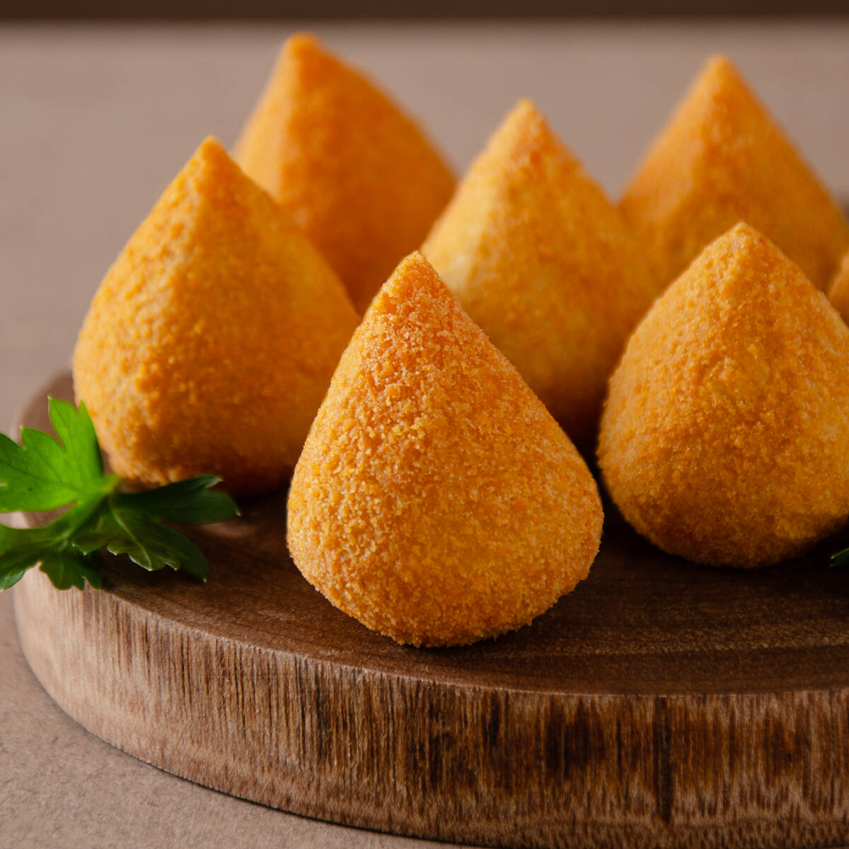 Deliciosos salgados com massa de batata e amanteigado, com peso aproximado de 20g, tamanho festa. Todos nossos salgados são fritos na hora, garantindo sabor e qualidade. Aproveitem!!!