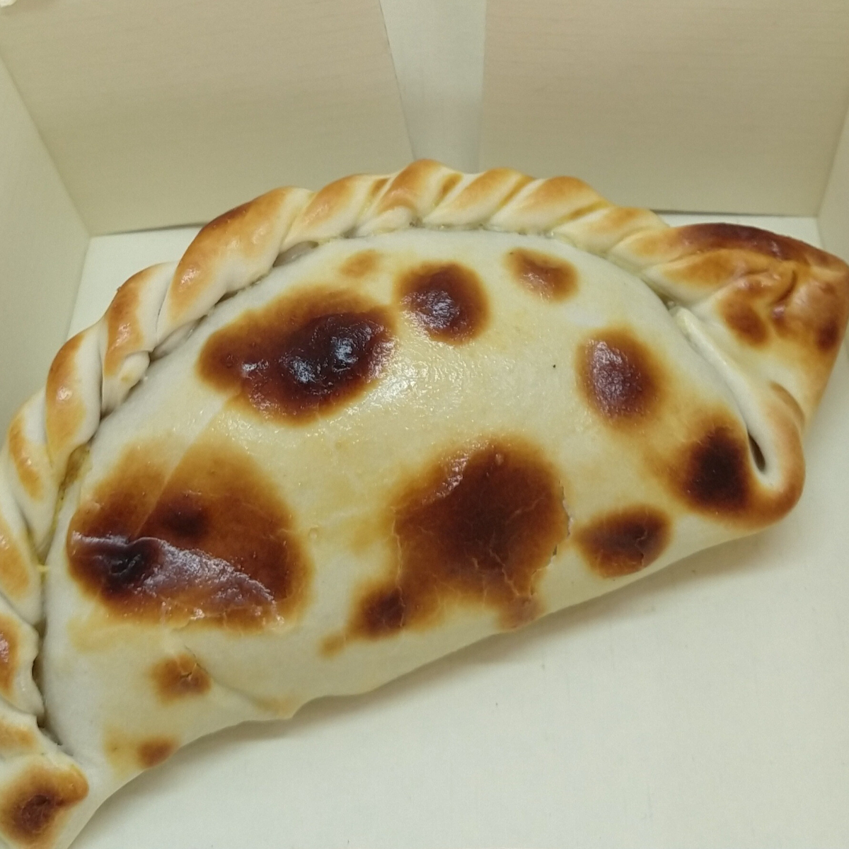 Recheio suculento composto por: Carne moída,alho,cebola,pimetão vermelho,azeitona verde,páprica doce,orégano,pimenta do reino,ovo cozido e pimenta vermelha. Aprox. 170gr. Não é possível alterar ingrediente!