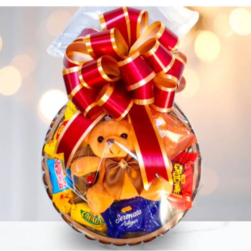 - Deliciosos bombons garoto, com um lindo ursinho chaveiro de gravata em uma cesta redonda totalmente reutilizável.
