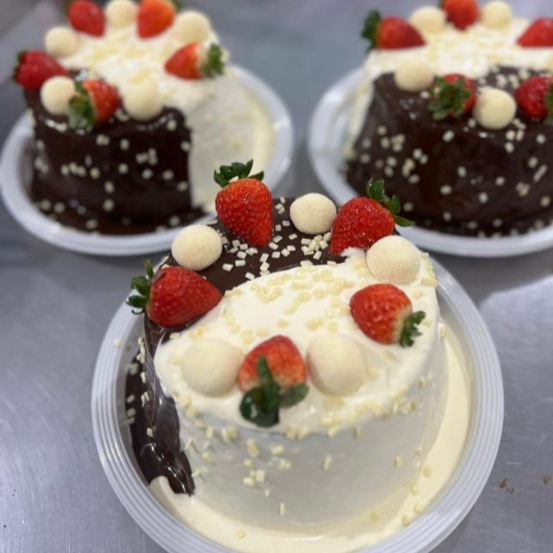 Bolo de chocolate caseiro com calda de brigadeiro e mousse de ninho