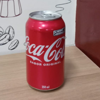 Refrescância garantida! Coca-Cola 350 ml, perfeita para matar a sede com muito sabor.