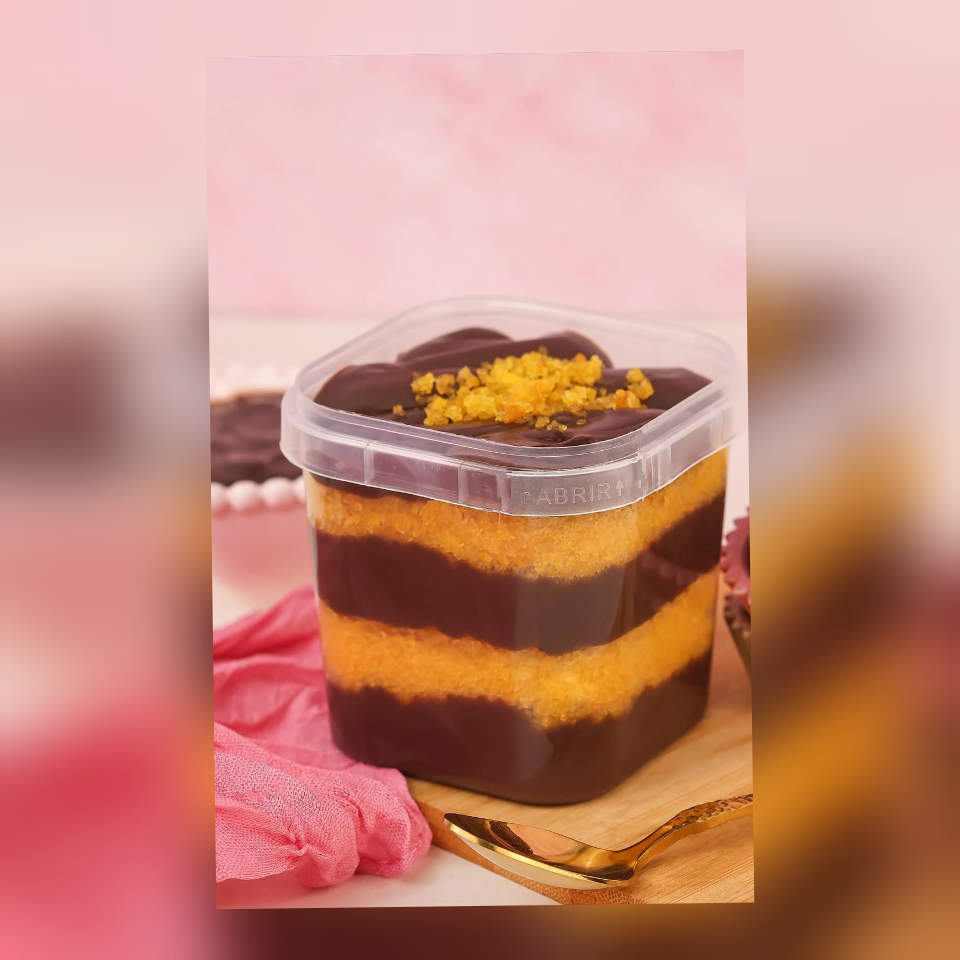 Bolo de cenoura , recheio de chocolate, finalizado com granulado Gourmet.
Potes de 220 ml