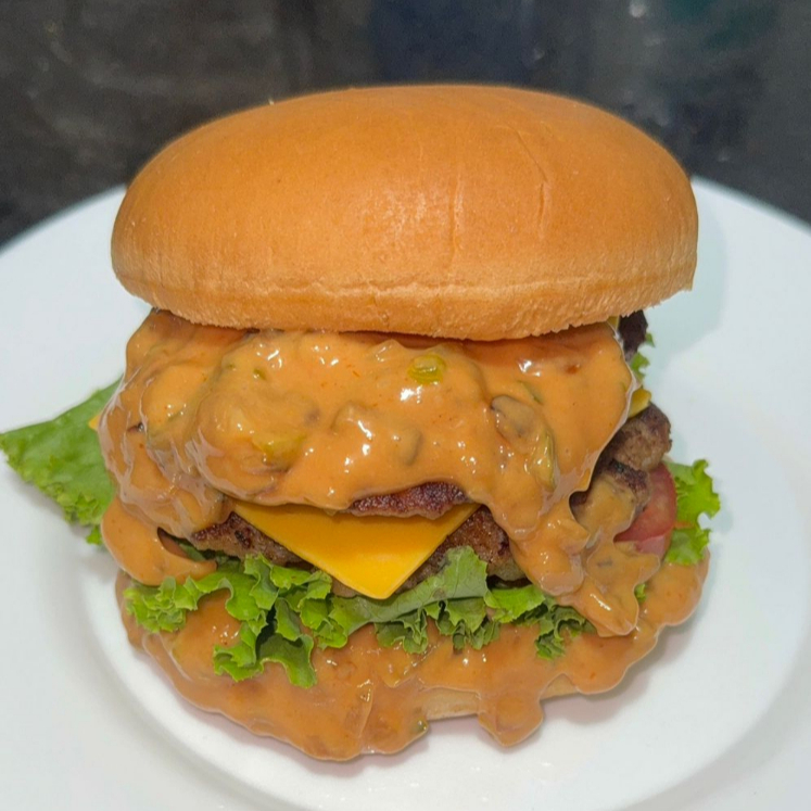 HAMBURGUESA ESTILO in-N-Out CON PAPAS FRITAS