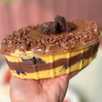 Nossa.travessa com brigadeuro de maracujá cremoso, brigadeiro 50%, brownie... serve aproximadamente 4/5 pessoas