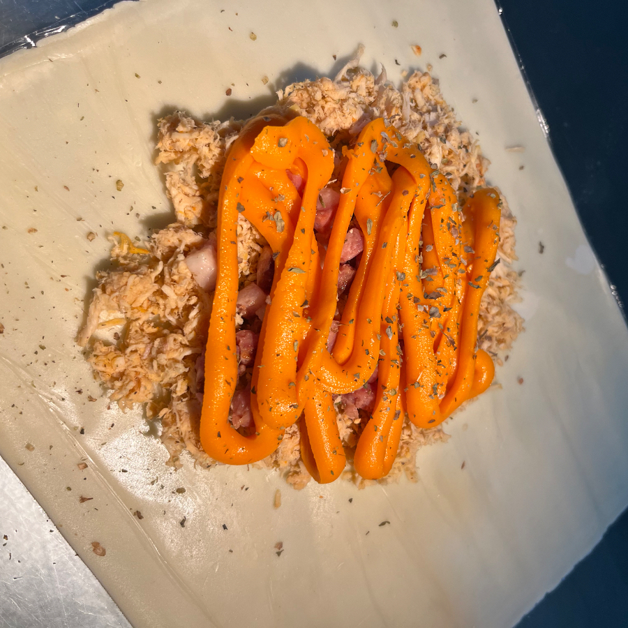 Pastel de 25 cm, com 6 sabores e até 8 acompanhamentos