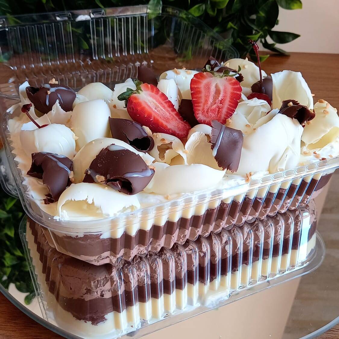 Bolo de Chocolate molhadinho, musse de chocolate e recheio de brigadeiro cremoso belga com ninho cremoso, cobertura creme de ninho com raspas de chocolate preto e Branco. Com 21 centimetros de comprimento e 15 de largura esse bolo pesa em torno de 1.250kg e serve aproximadamente 10 pessoas