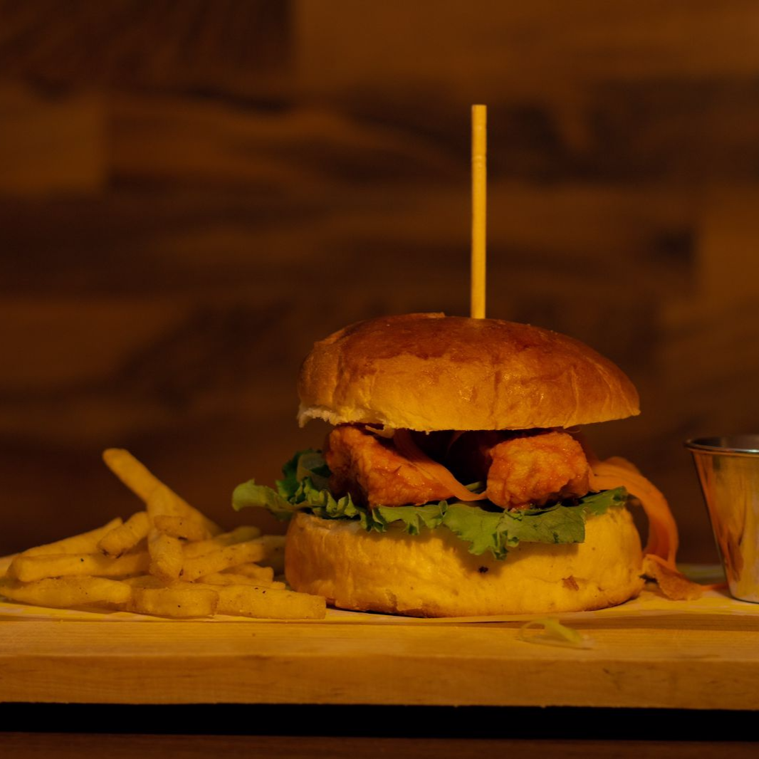 HAMBURGUESA DE BONELESS