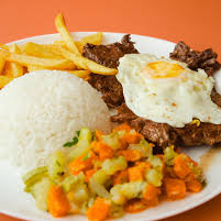 Delicioso bife a cavalo suculento, coberto com ovo frito no ponto certo, acompanhado de arroz branco soltinho, feijão branco saboroso e mix de legumes frescos e bem temperados. Uma refeição equilibrada, nutritiva e com o sabor caseiro que conquista!