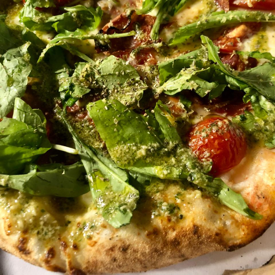 Molho de tomate, mozzarella de búfula, parma crocante, molho pesto, rúcula,raspas de limão siciliano e orégano.