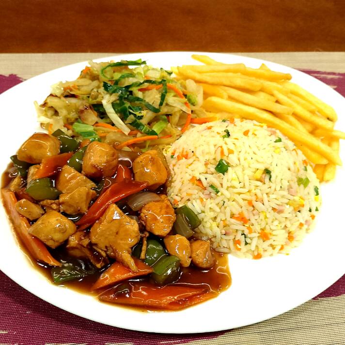 Cubos de Frango com Legumes Frescos, regado com molho Especial da casa, acompanha Arroz Chop Suey, Legumes no vapor + Guaraná Antactica Lata 350 ml + Fritas Grátis.
Serve muito bem 1 pessoa.