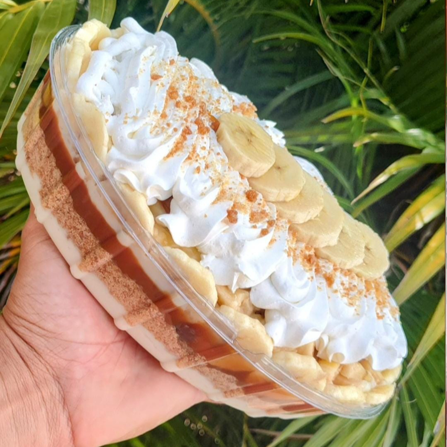 Farofa de bolacha, creme 3 leites, bananas, doce de leite e chantilly.