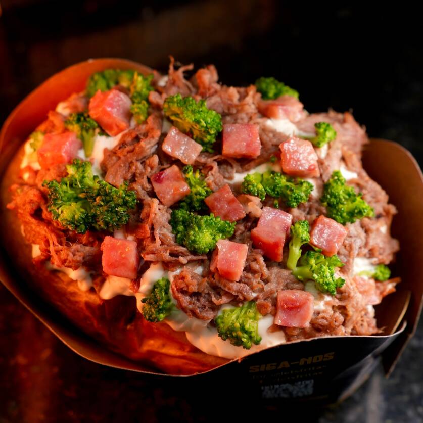 Let's Potato com carne seca desfiada que derrete na boca + 1 queijo de sua preferência, experimente e se surpreenda!