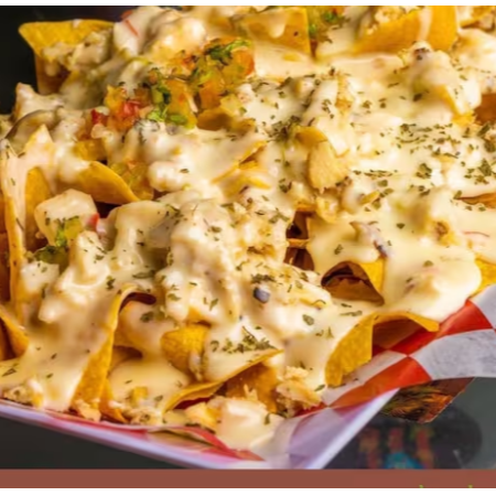Deliciosos e crocantes nachos cobertos por queijos