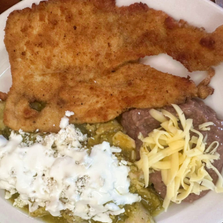 Milanesa de Res o Pollo con chilaquiles y frijoles
