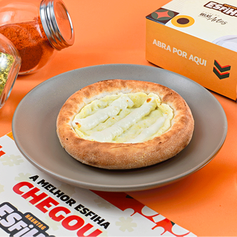 Uma explosão de sabores! Recheio cremoso com uma mistura irresistível de quatro queijos selecionados, derretendo na boca e envoltos em uma massa macia e crocante. Perfeita para os amantes de queijo. Peça agora e se entregue a essa combinação deliciosa!