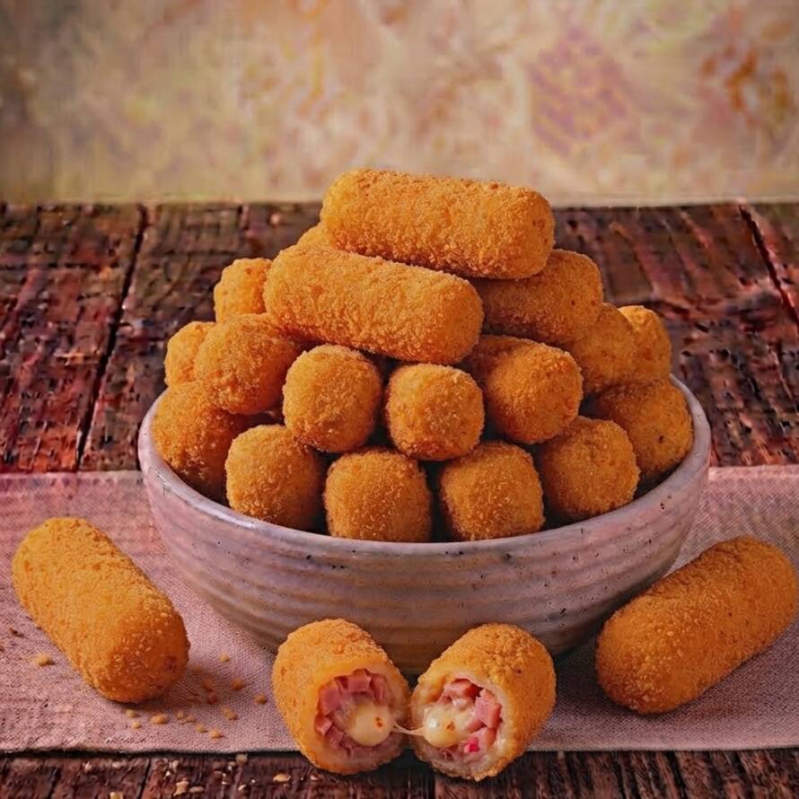 Mini Salgado recheado com presunto queijo e oregano.