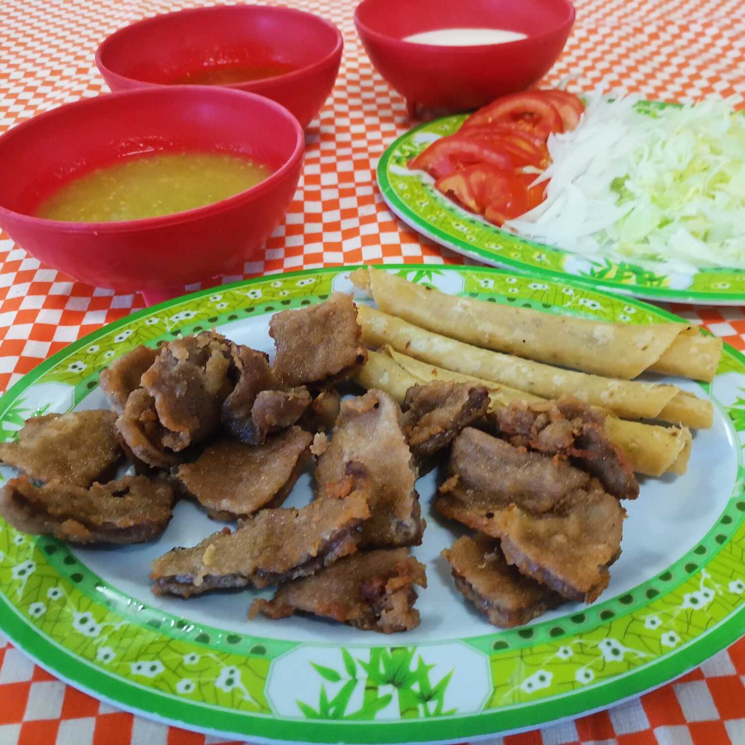 Chica Flautas y Milanesa de Res