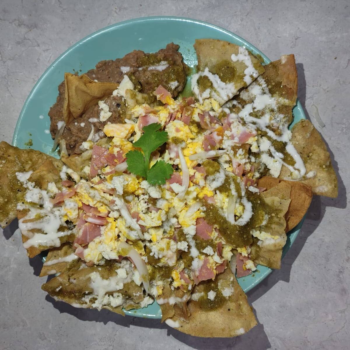 Chilaquiles con Huevos Revueltos con Jamón