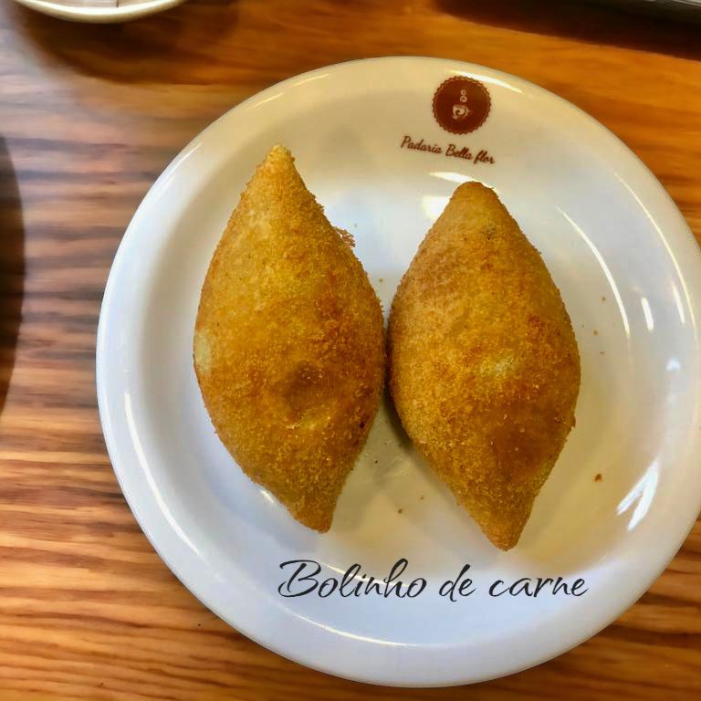 Delicioso bolinho frito recheado com carne moida temperada . Perfeito para um lanche rápido e saboroso.