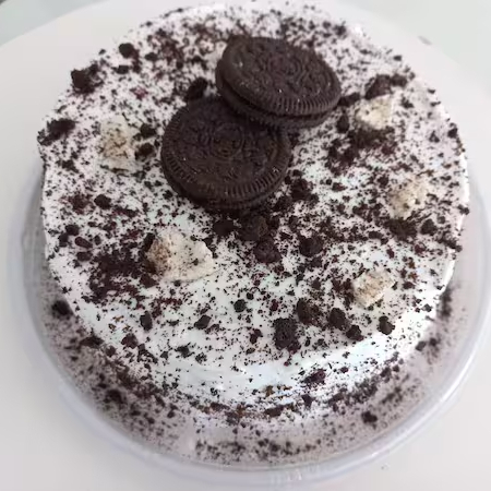 Massa: bolo de formigueiro Recheio/Calda: calda de Ninho Cobertura/Decoração: salpicado com Negresco Decoração: dois biscoitinhos  Decoração adicional: dois brigadeiros