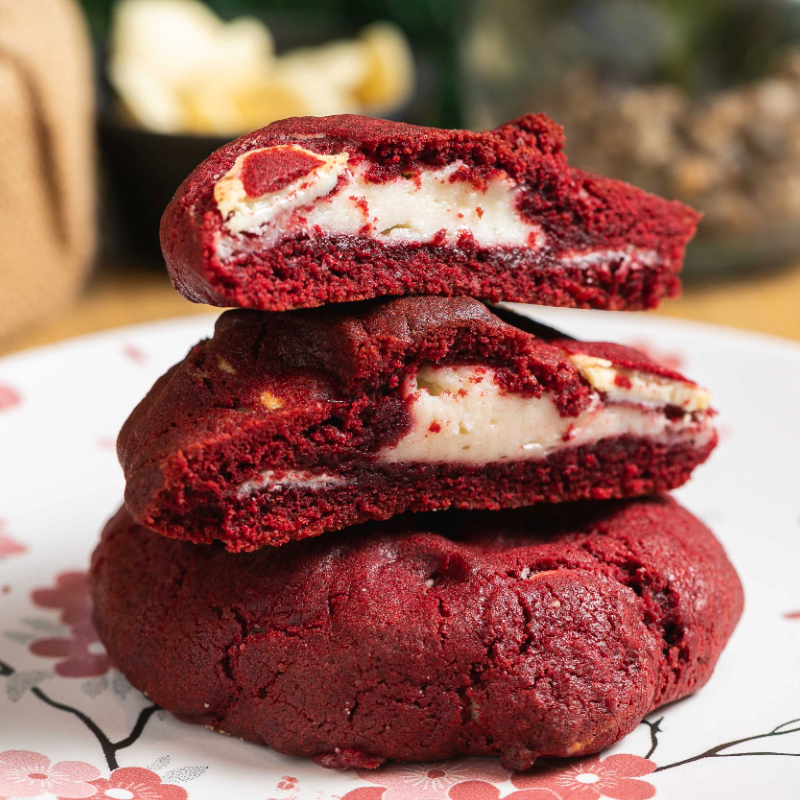 Nosso queridinho Red Velvet com um delicioso recheio de frosting de cream cheese. A verdadeira combinação do famoso bolo Red Velvet na nossa versão de cookie! Ficou simplesmente incrível! Você tem que provar =)