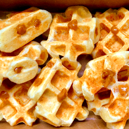 Mini Waffles Pandebono con Arequipe