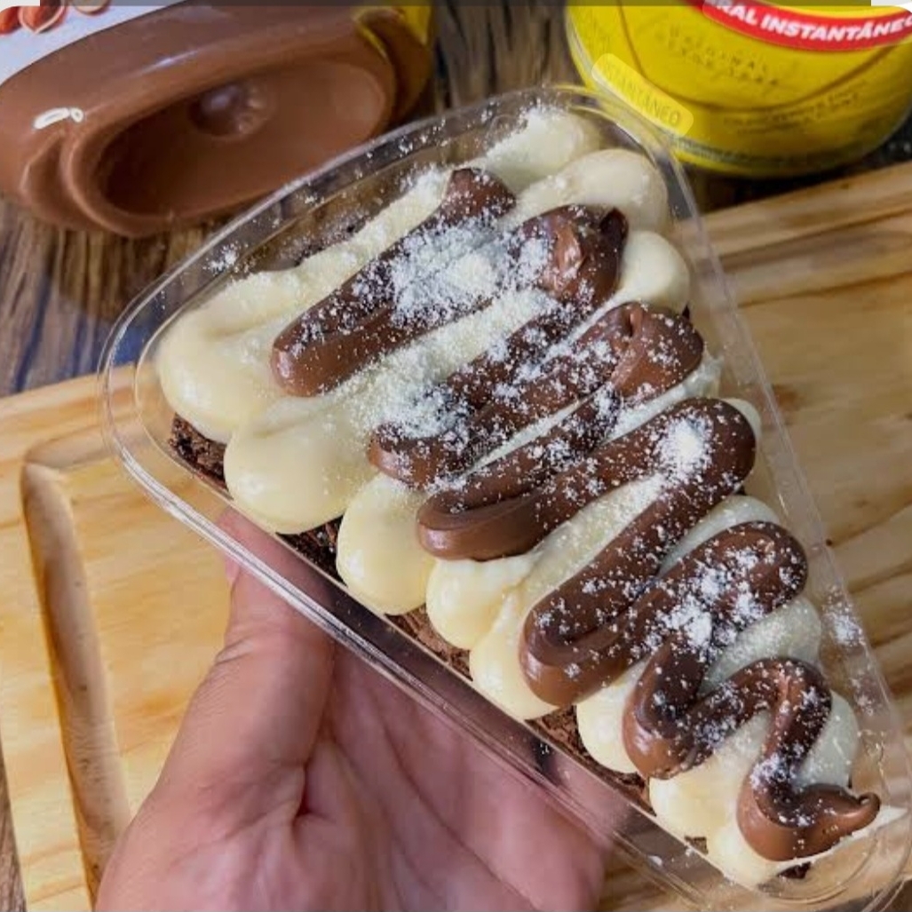 Fatia Brawnie com recheio de leite Ninho finalizado com fios de Nutella pura