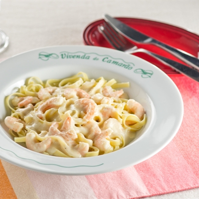 Macarrão fettuccine, camarões e molhos req. Catupiry