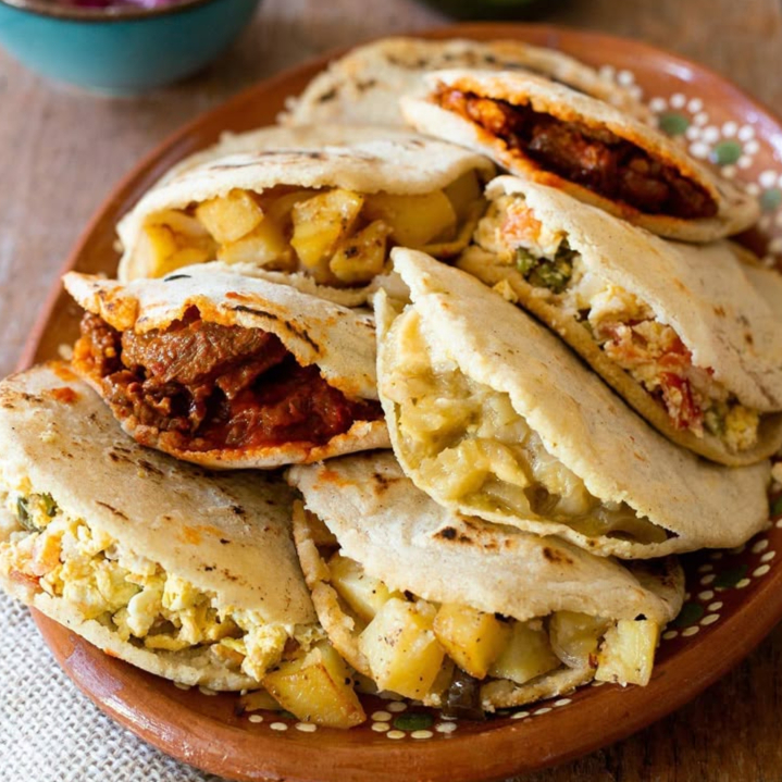2 GORDITAS + AGUA